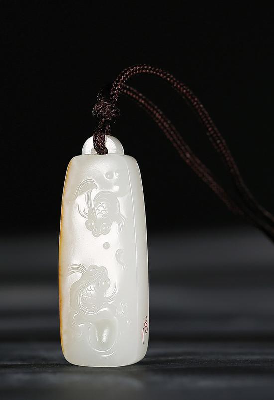 LOT1088 李俊杰 和田玉籽料金玉满堂牌

　　5.7×2.1×1.0cm 26.8g