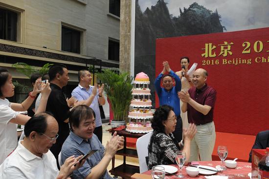 庆祝晚宴上宋建国大师徒弟为师傅送上生日蛋糕祝贺70岁寿辰