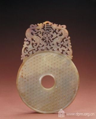 玉镂雕谷纹“长乐”璧，东汉，通高18.6cm，外径12.5cm，孔径2.6cm，厚0.5cm。