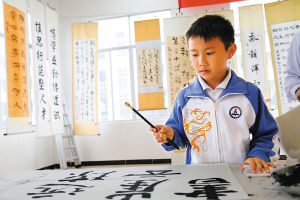 万宁青少年在练书法。特约记者 陈循静 摄