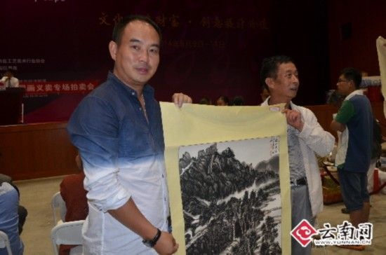 买家与著名作家鲁迅文学奖获得者夏天敏合影留念并展示其所得拍品。