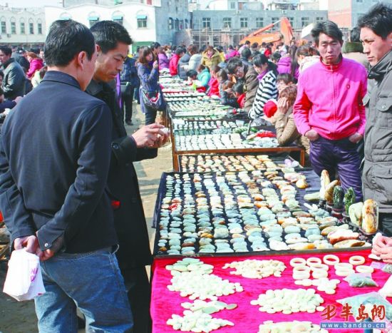 在河南省镇平县石佛寺镇的玉博苑玉器批发市场，像这样的玉器摊位有数千家。