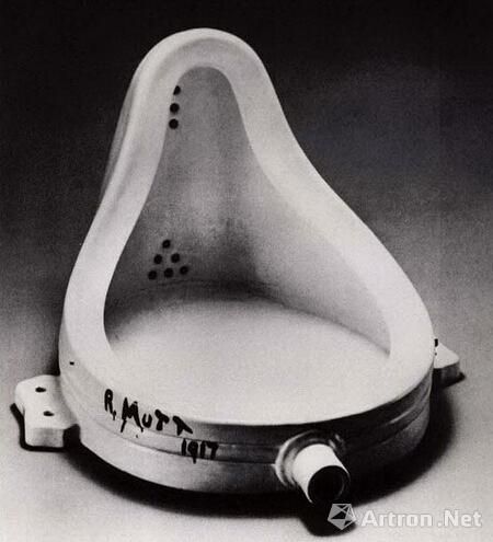 马塞尔?杜尚(Marcel Duchamp)《泉》(陶瓷)61x48x900px，创作于1917年，复制于1964年。