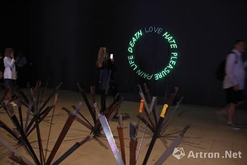 1941年出生于印第安的艺术家Bruce Nauman，主题展第一件作品，作品中呈现出典型的冷兵器与政治的话题