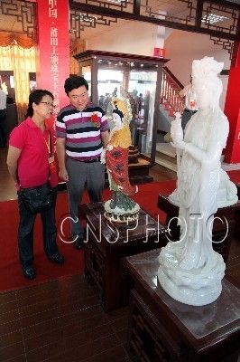 两岸珠宝玉石雕刻精品展现场