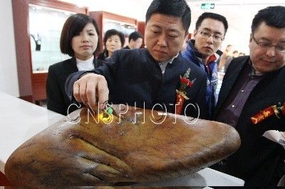 12月24日，一名玉石鉴定专家在苏州市一家珠宝玉器公司点讲一块巨型<a href=