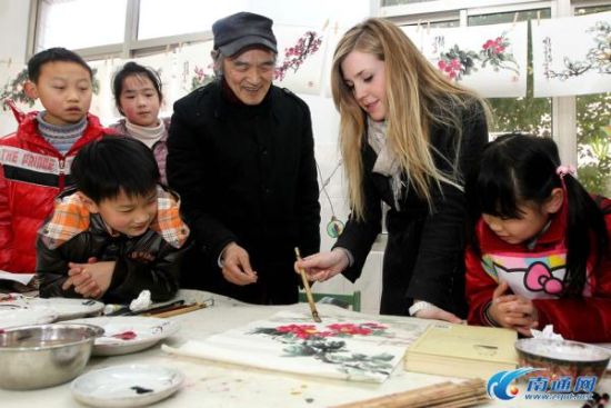 美国大学学生Lydia在学习中国书画。