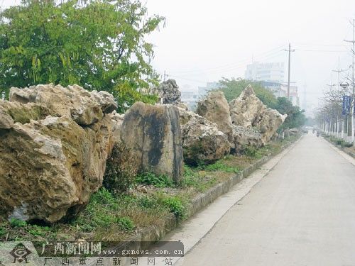 马山县城路边摆满奇石