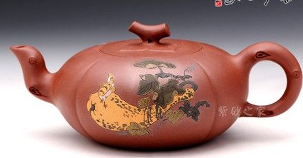 柯俊芬紫砂作品《柿园壶》。