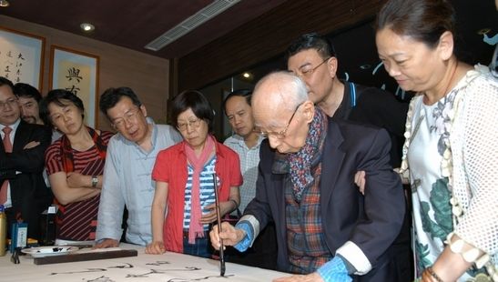 昨天，国学大师饶宗颐在上海龙华寺现场挥毫。图片来源：《紫荆》杂志