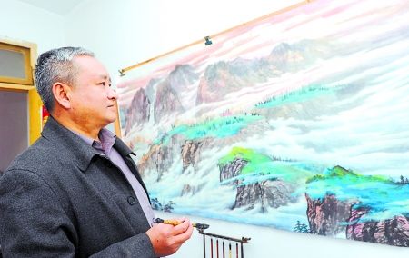 綦江，刘易强在完成画展的最后一幅山水画。首席记者 钟志兵 摄