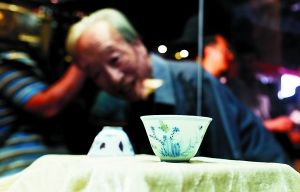 “明成化斗彩三秋杯”最受瞩目 80年前用40根金条购得