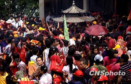 资料图：2010年5月4日，数万海内外妈祖信众到福建湄洲岛妈祖祖庙朝圣。当日，妈祖诞辰1050周年纪念活动在湄洲岛启动。  中新社发 王东明 摄