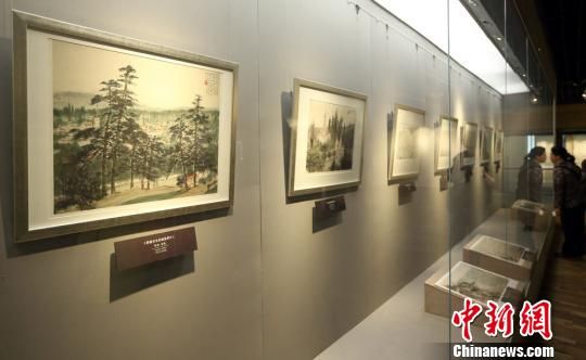 图为市民在参观傅抱石东欧写生专题展　泱波　摄