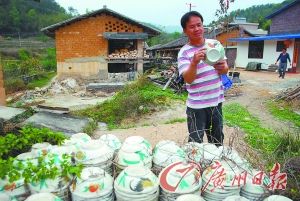 当地村民称，鸡公碗已在当地停产10余年。