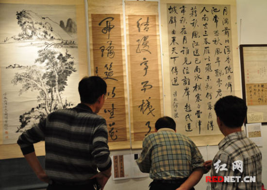 王夫之草书对联孤本在湖湘三百年名家艺术作品展中现身，受到国内外收藏家们的关注，而长沙市博物馆已邀请到贵州专家，从10月10日开始启动复制工程。