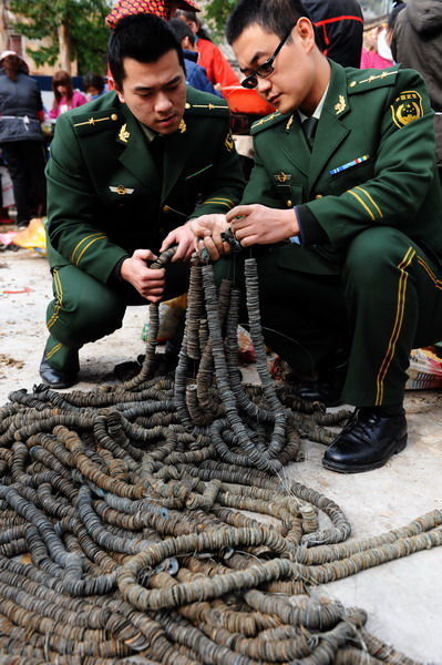 1月11日，福建省连江县公安边防民警对查扣的疑似古钱币进行清点