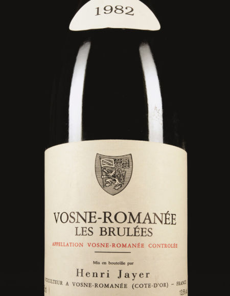 拍品编号35 Vosne-Romanée Premier Cru 「Les Brûlées」1982年 12瓶 估价： 港币240，000 - 280，000 非常新鲜，?杂而引人入胜的味道现在完全成熟了。最初，风味很丰富完满，醒酒一小时之后，82年柔情的一面开始显现出来。显然，这是一款毫无疑问的好酒，也是本年份绝佳的作品。简而言之，无懈可击！现在就可以喝，并且能够继续陈放10年。2004年5月10日，ALLEN MEADOWS