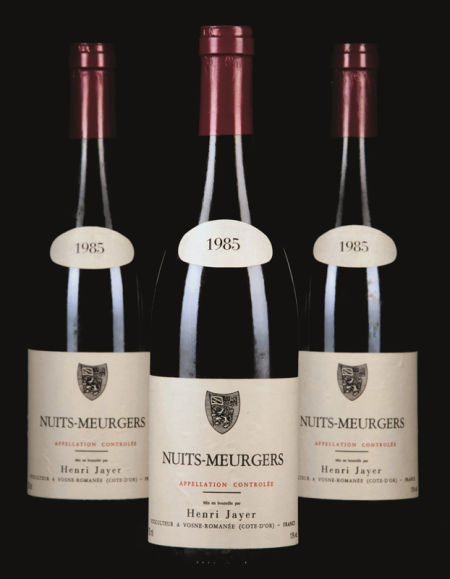 拍品编号8 Nuits-St.-Georges Premier Cru 「Meurgers」1985年 12瓶 估价： 港币220，000 - 280，000 宏伟、奔放，芬芳完全打开，其下埋伏着浓郁 、陈年的黑皮诺 香气。强健而又活力，香气丰富，?杂性令人?为观止，结尾漂亮而绵长。然而，天鹅绒般柔滑的质感已经开始发展，就算不是全部，也很大程度上柔化了结构。容易入口，但是很有陈年潜力，再过十年喝也完全不是问题。多次品尝，结论一致。2004年1月1日，ALLEN MEADOWS