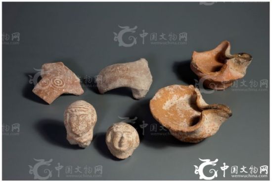 近日，以色列文物管理局(IsraelAntiquitiesAuthority)工作人员在位于该国大卫城基训泉(GihonSpring)地区的耶路撒冷公园围墙附近进行考古发掘时，顺利出土了一系列精美文物和历史物件，其中包括数以千计的陶器碎片、粘土油灯及陶俑等宝贵文化遗产，距今已有2700余年的历史。图为此次发现的粘土油灯、物件手柄及女俑头像等各种第一圣殿时期晚期文物。图片来源：以色列文物管理局/克拉拉?阿米特。