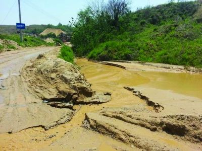 山下道路被泥浆堵塞。