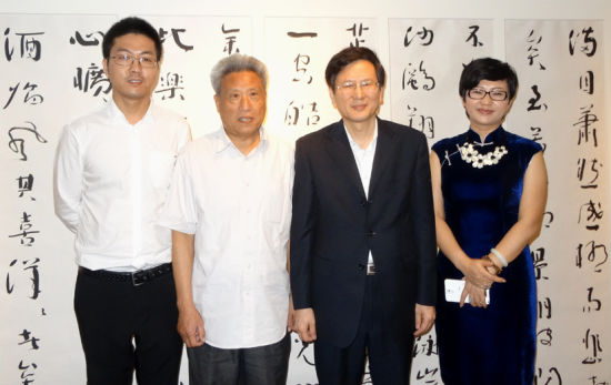 广东省委常委、宣传部长庹震(右二)参观展览后与杨福音、成曦（右一）、荣宝斋广州分店经理赵刚（左一）合影。