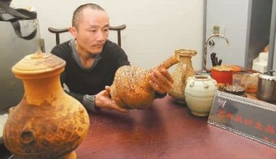 楚和艺术品“银行”内，蒋斌认真鉴定客户送来的古代陶器