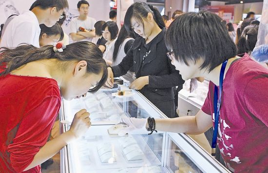 钻石饰品受到越来越多消费者的青睐 资料图片