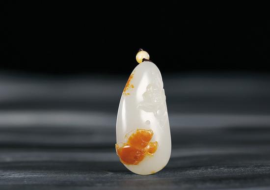 卢伟 和田玉籽料年年有余挂件

　　5.1×2.5×1.6cm 27g